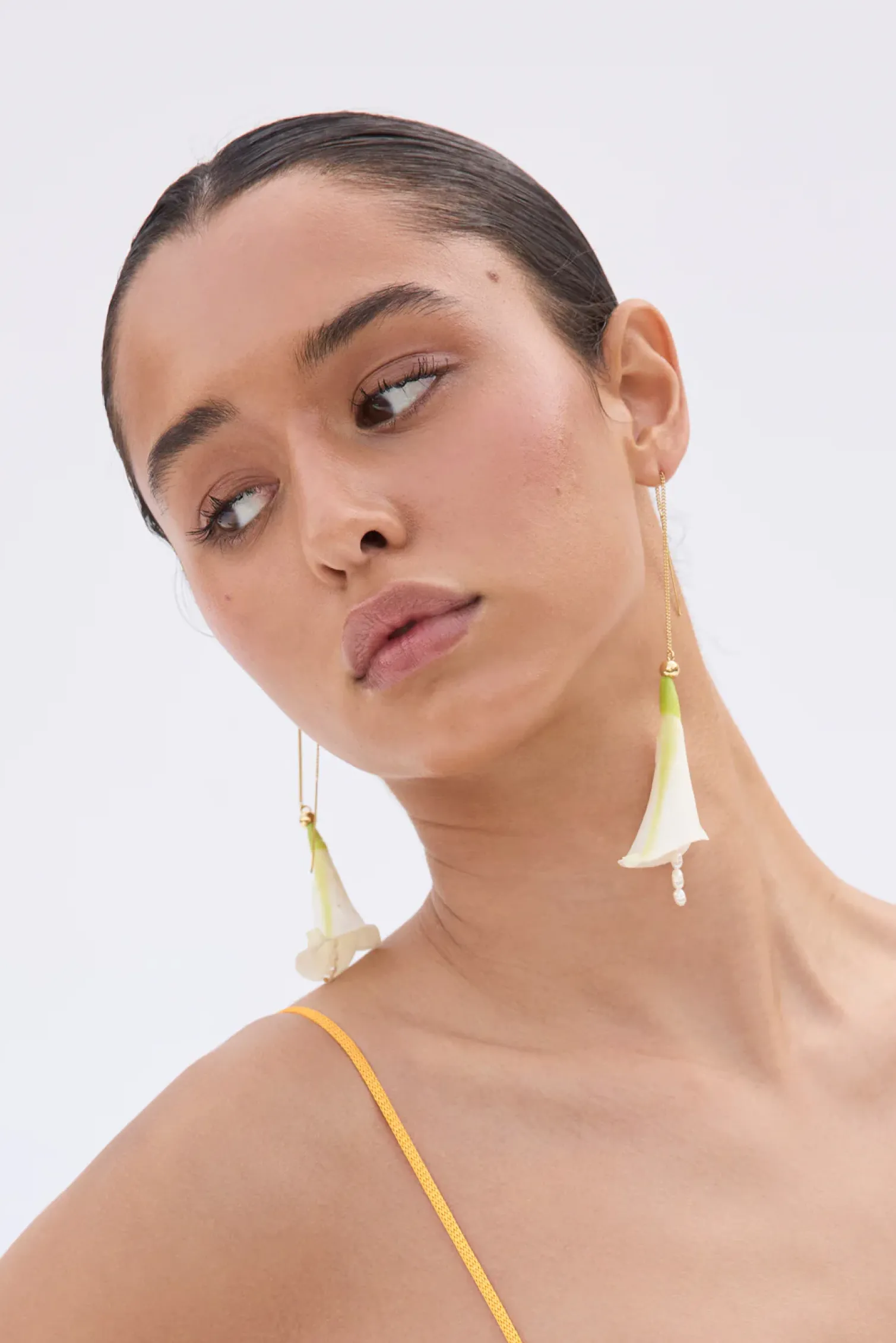 CALLA EARRING - WHITE