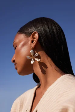 DELLA EARRING - PEARL