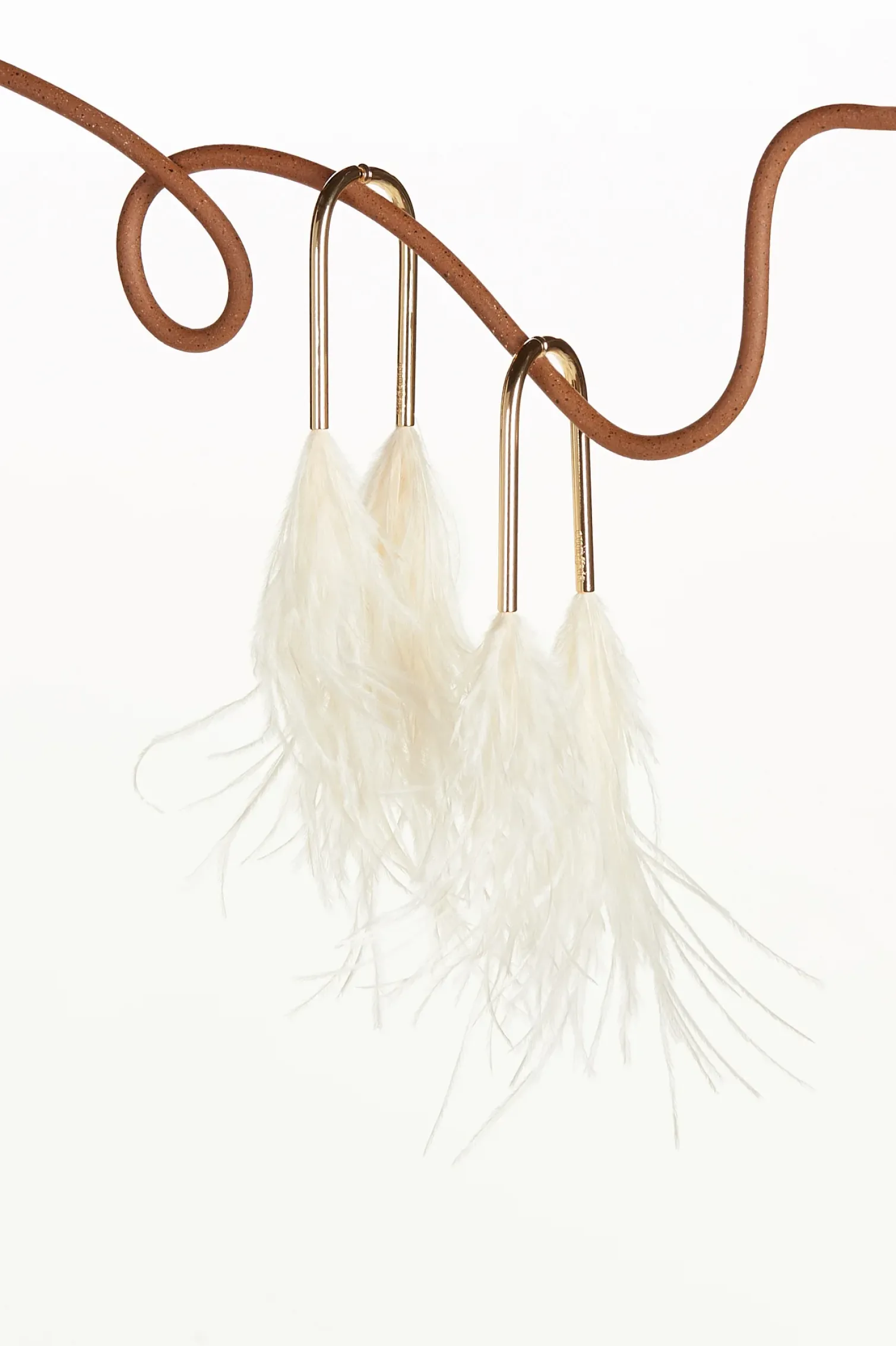 META FEATHER EARRING - OFF WHITE