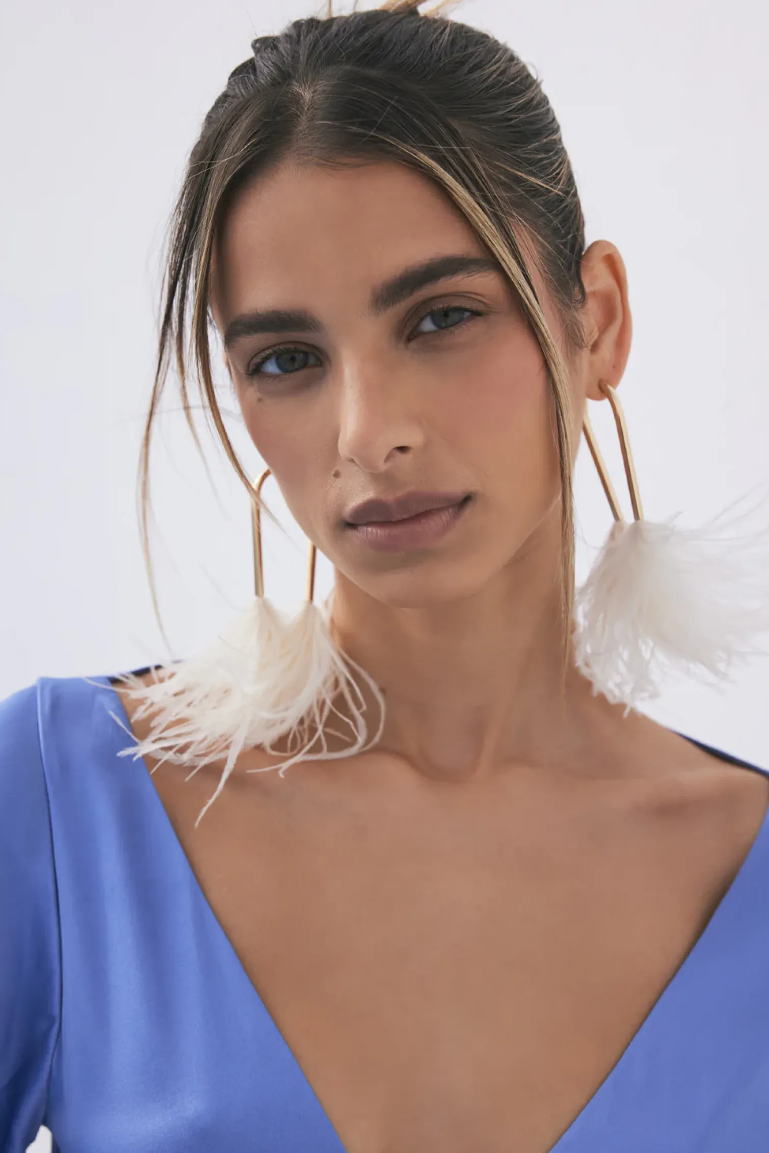 META FEATHER EARRING - OFF WHITE