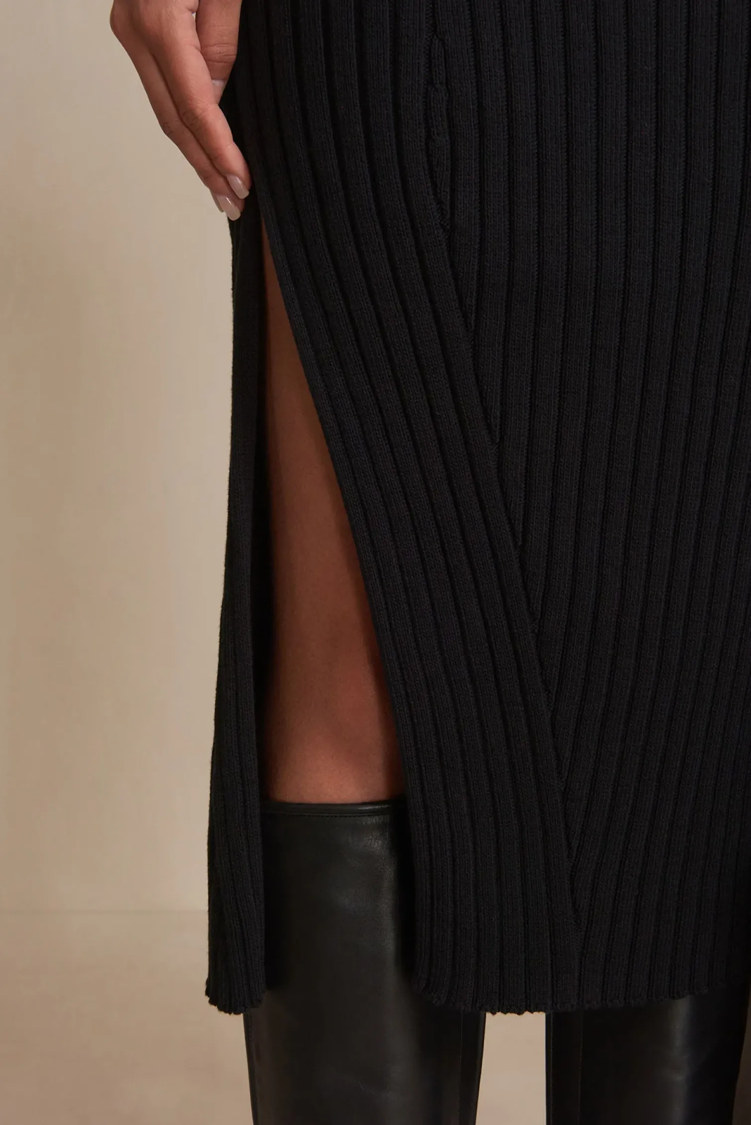 NAUNET KNIT DRESS - BLACK